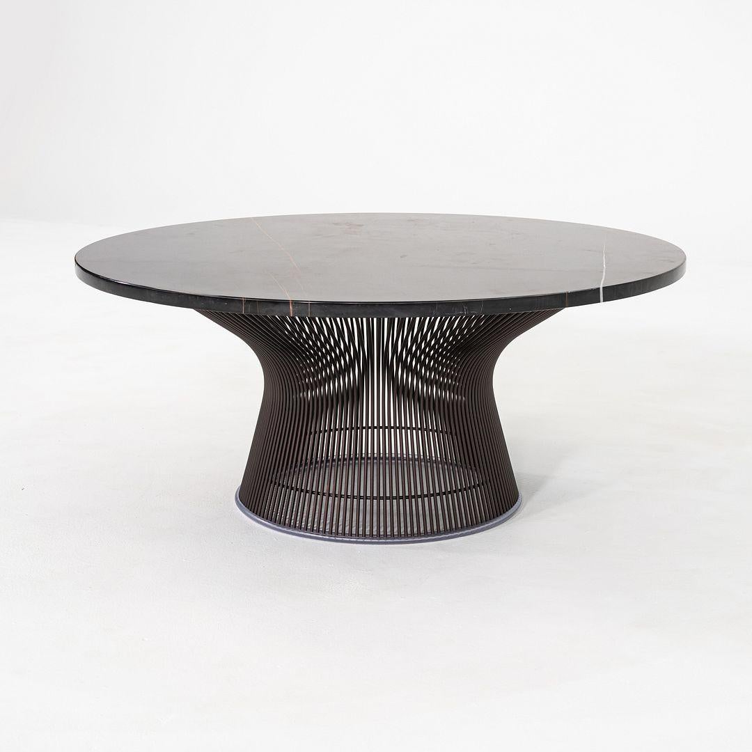 Il s'agit d'une table basse conçue à l'origine par Warren Platner pour Knoll en 1966. Cet exemple particulier a été produit aux États-Unis et date des années 2010. La table est dotée d'un plateau rond en marbre de 36 pouces reposant sur une base