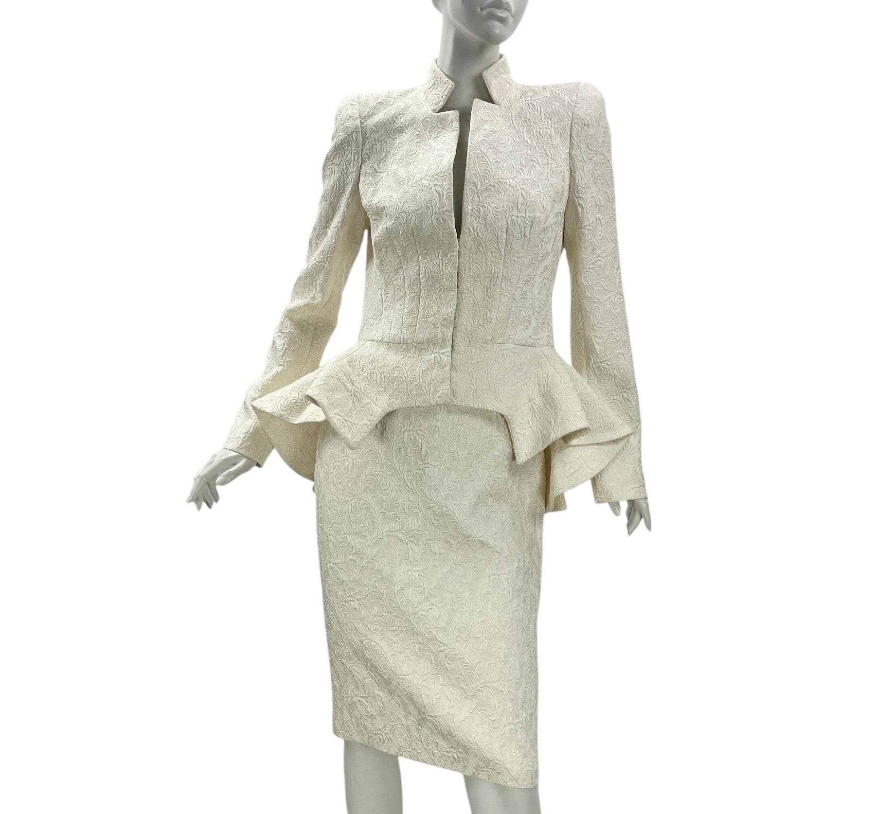 2011 Alexander McQueen Abito con giacca e gonna in broccato bianco perlato
IT Taglia 42
Gonna:  vita 15