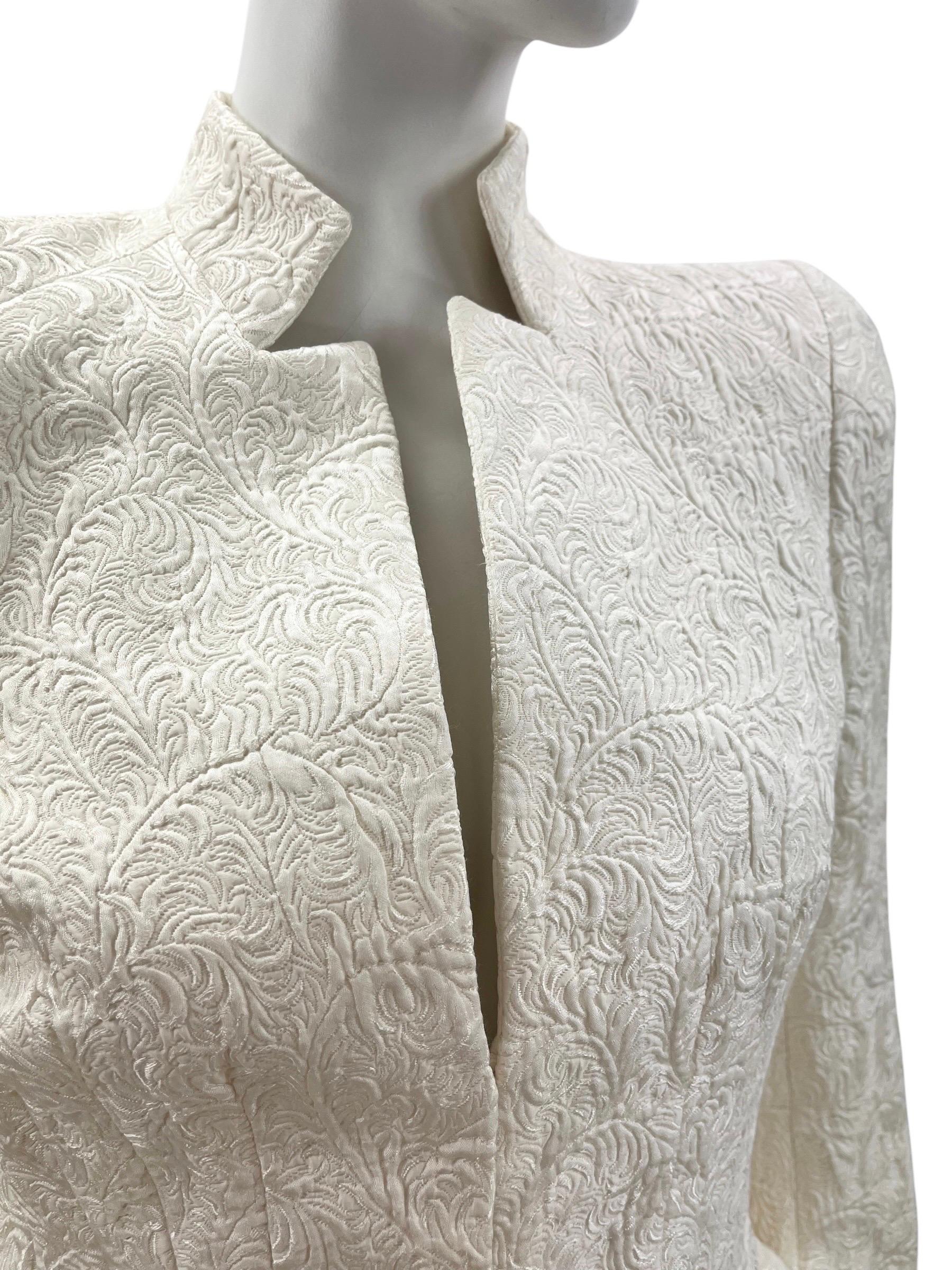 2011 Alexander McQueen Abito con giacca e gonna in broccato bianco perlato In condizioni Nuovo in vendita a Montgomery, TX