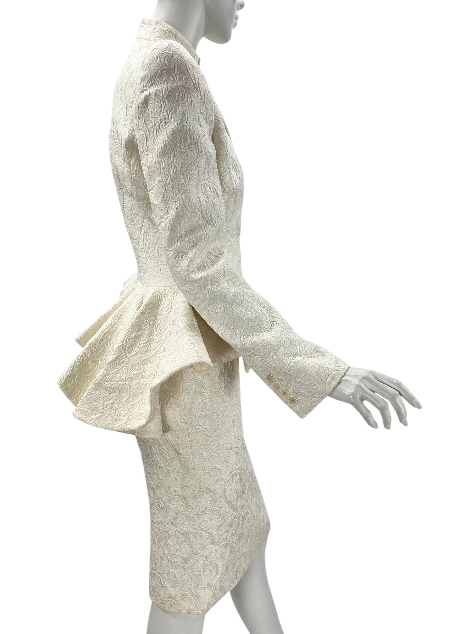 Donna 2011 Alexander McQueen Abito con giacca e gonna in broccato bianco perlato in vendita
