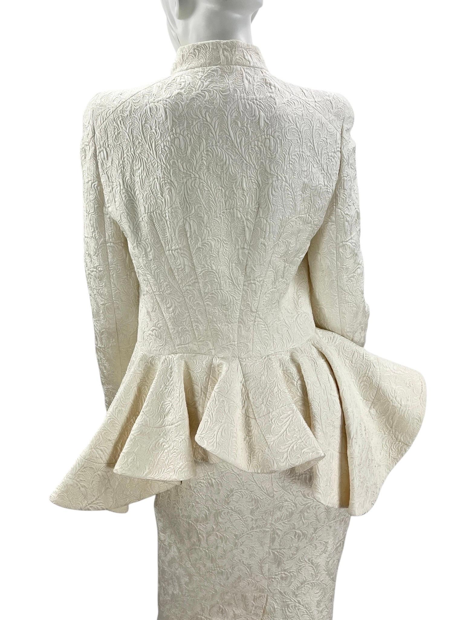 2011 Alexander McQueen Abito con giacca e gonna in broccato bianco perlato in vendita 1