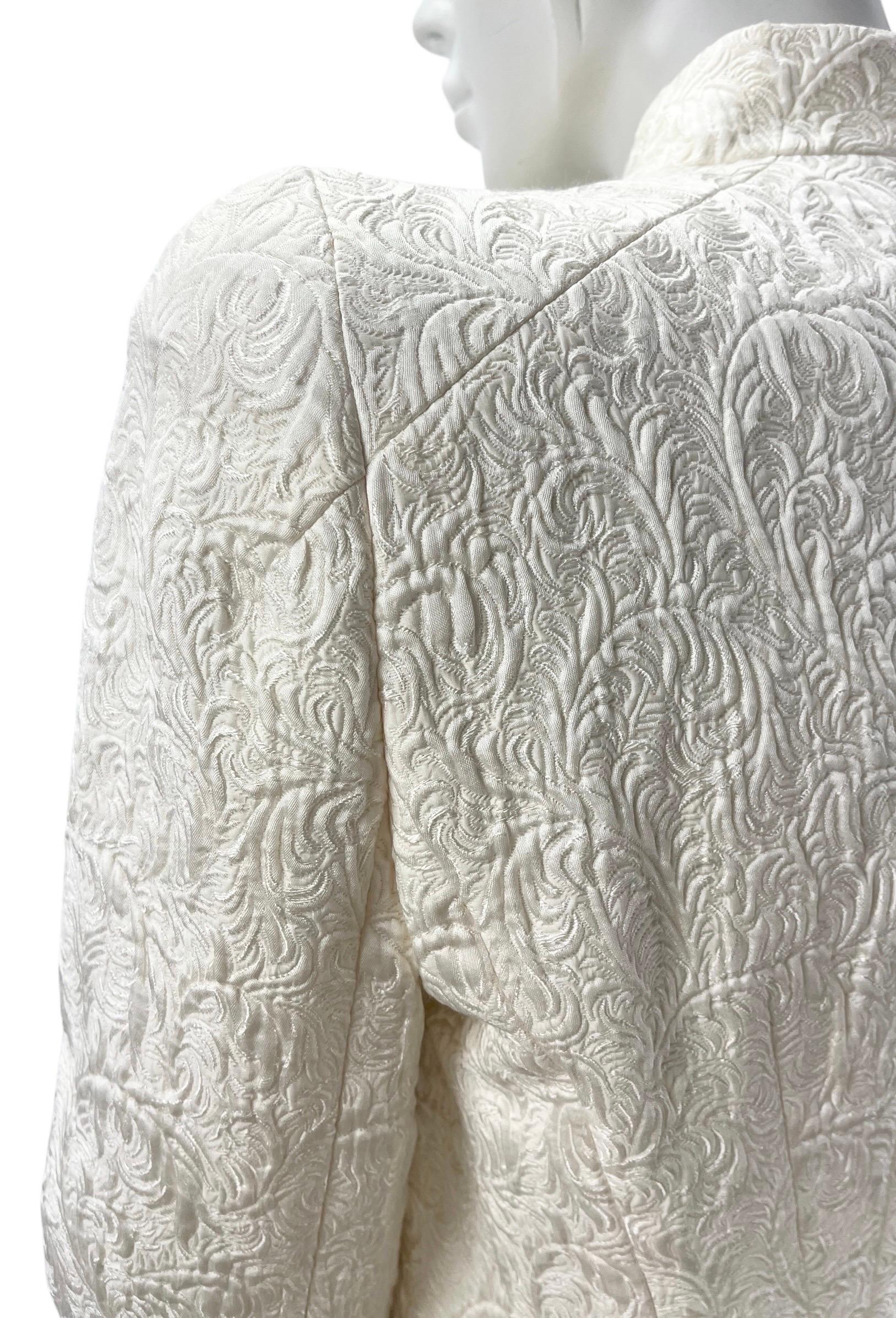 2011 Alexander McQueen Abito con giacca e gonna in broccato bianco perlato in vendita 2
