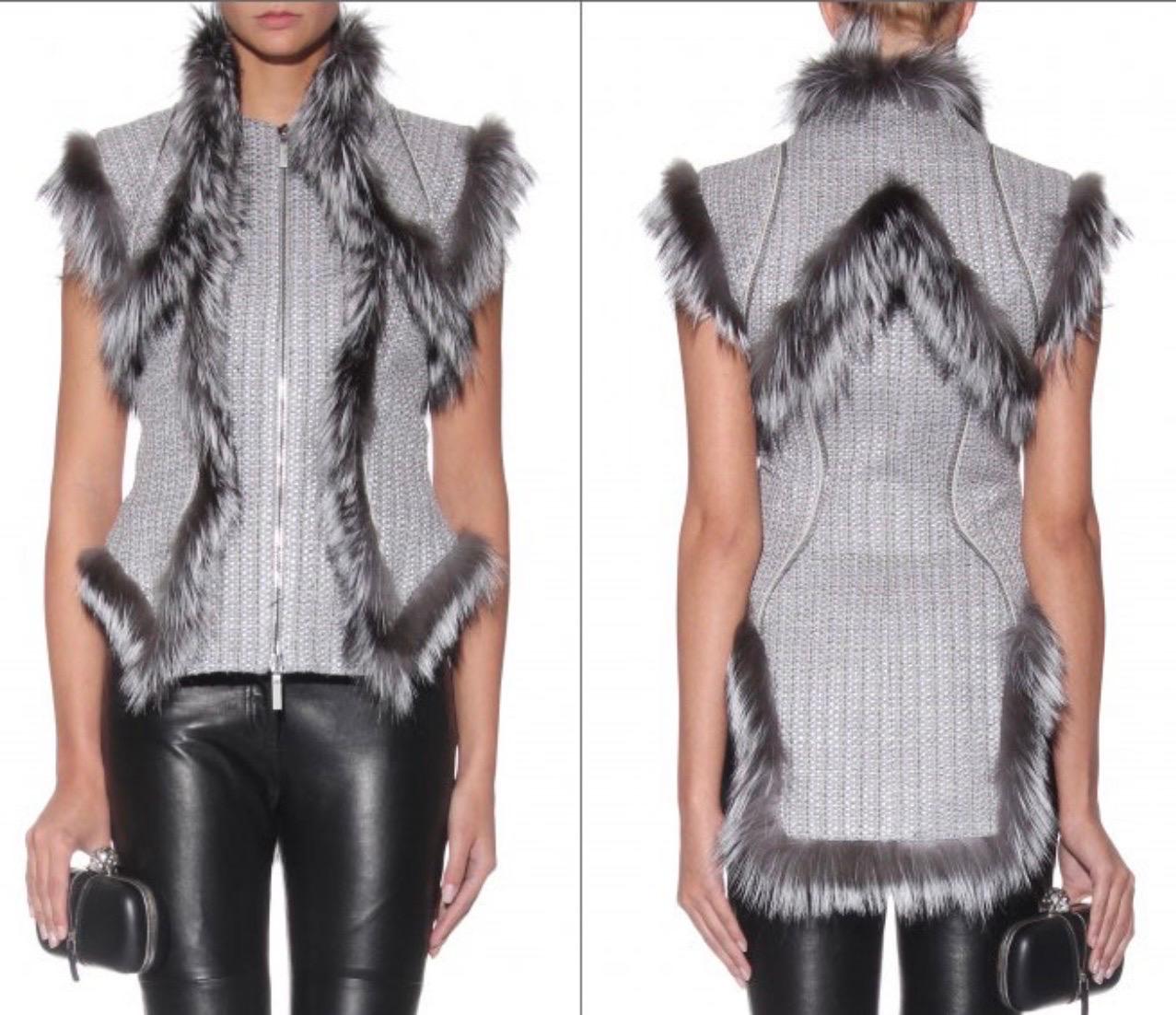 Alexander McQueen AI 2011
Non è solo un gilet, ma una reliquia dell'alta moda.
Corde d'argento intrecciate in una silhouette scultorea, delineata da una pelliccia di volpe che incornicia il corpo come le ombre di un'opera dimenticata.
Le cerniere e