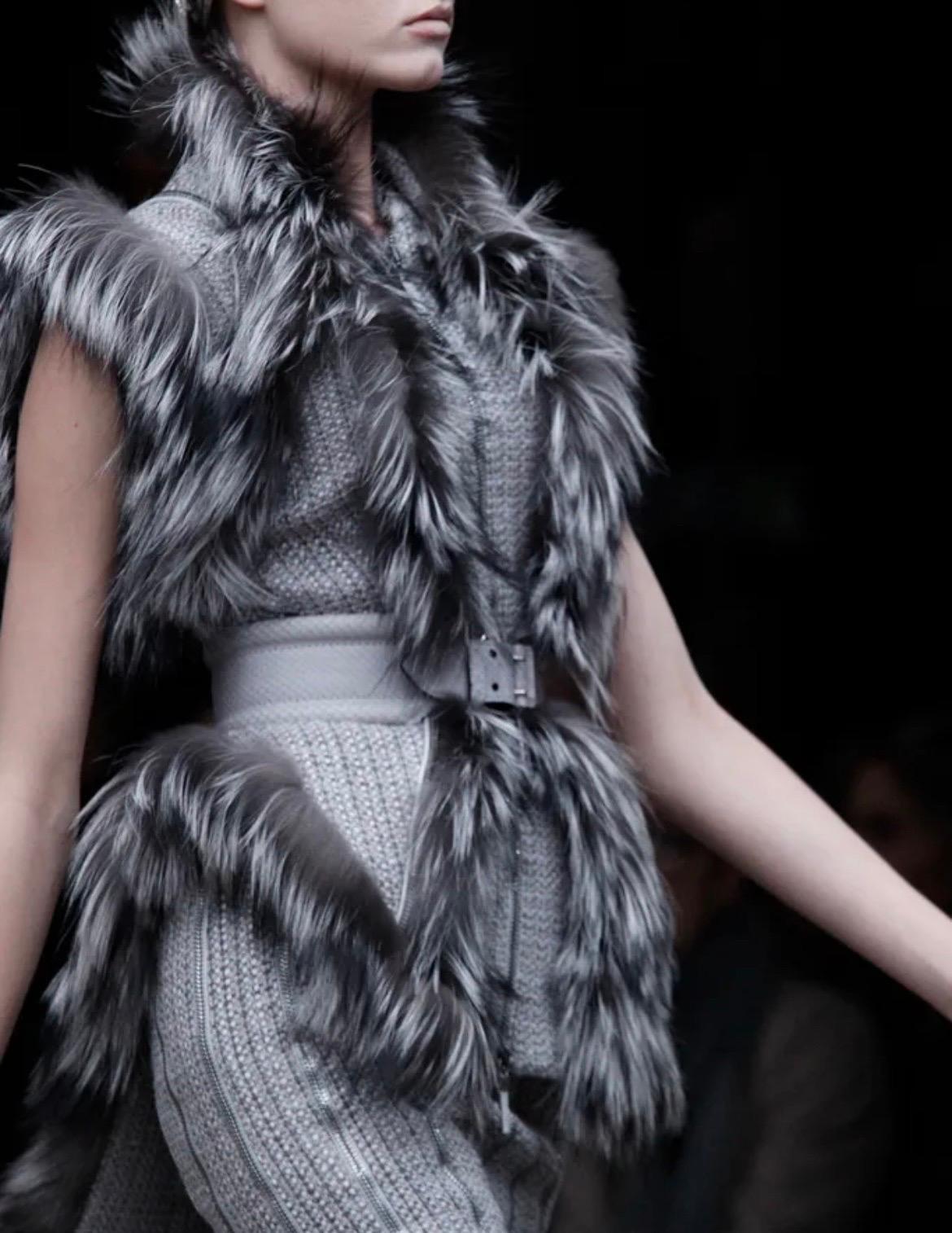 Argento 2011 Alexander McQueen Gilet Frock Coat in tweed argento con pelliccia di volpe in vendita