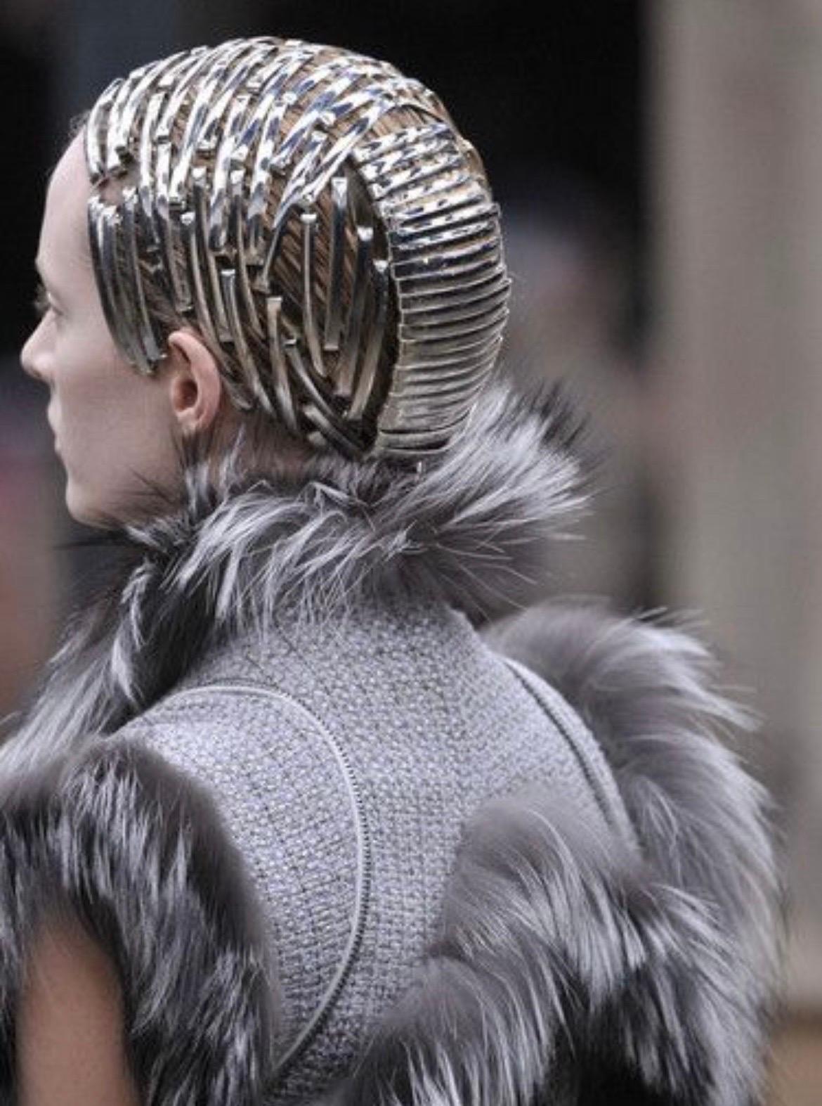 Donna 2011 Alexander McQueen Gilet Frock Coat in tweed argento con pelliccia di volpe in vendita