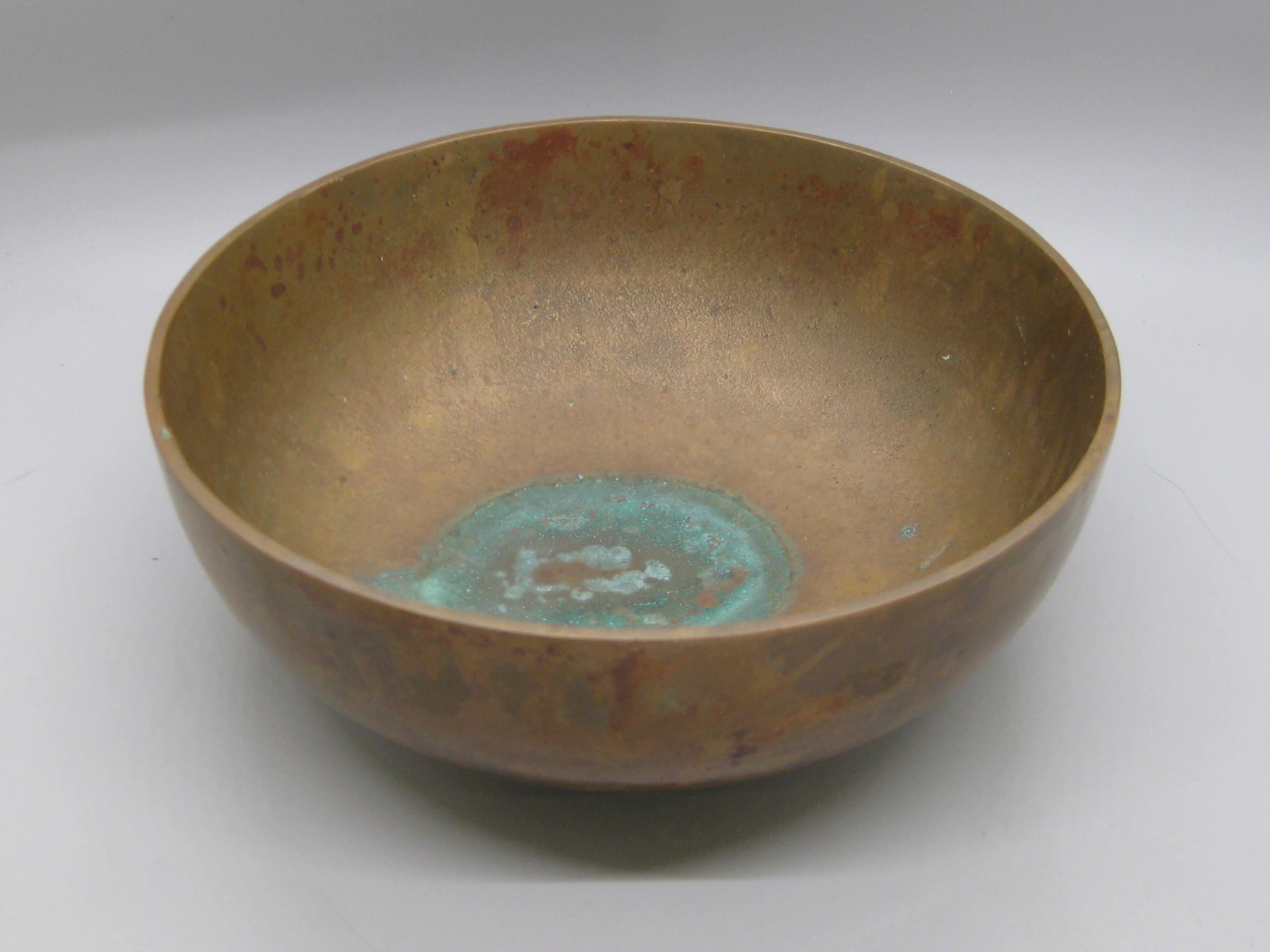 Wir bieten eine wunderbare modernistische Schale mit Fuß aus massiver Bronze der Künstlerin Alma Allen an. Diese Schale stammt aus dem Jahr 2011 und ist die Nummer 21 von 250 hergestellten. Signiert mit den Initialen des Künstlers, nummeriert und