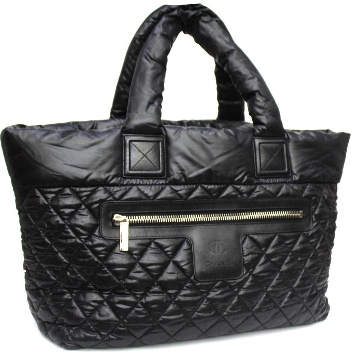 Chanel Coco Cocoom bag made of black padded nylon with black leather trim with silver hardware.
Double handle to wear it comfortably on the shoulder. Zip closure, very roomy inside.
The bag is in excellent condition. 