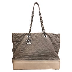 2011 CHANEL Tote de cadena en piel de becerro caqui envejecida XL