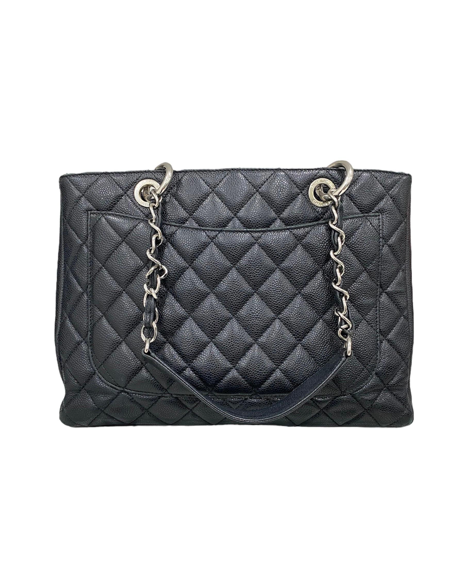 Chanel signed bag, GST model, made of black caviar leather with silver hardware.

It is not equipped with any type of closure, but has a central pocket with zip closure.

Equipped with double leather and chain handle, internal hook and
