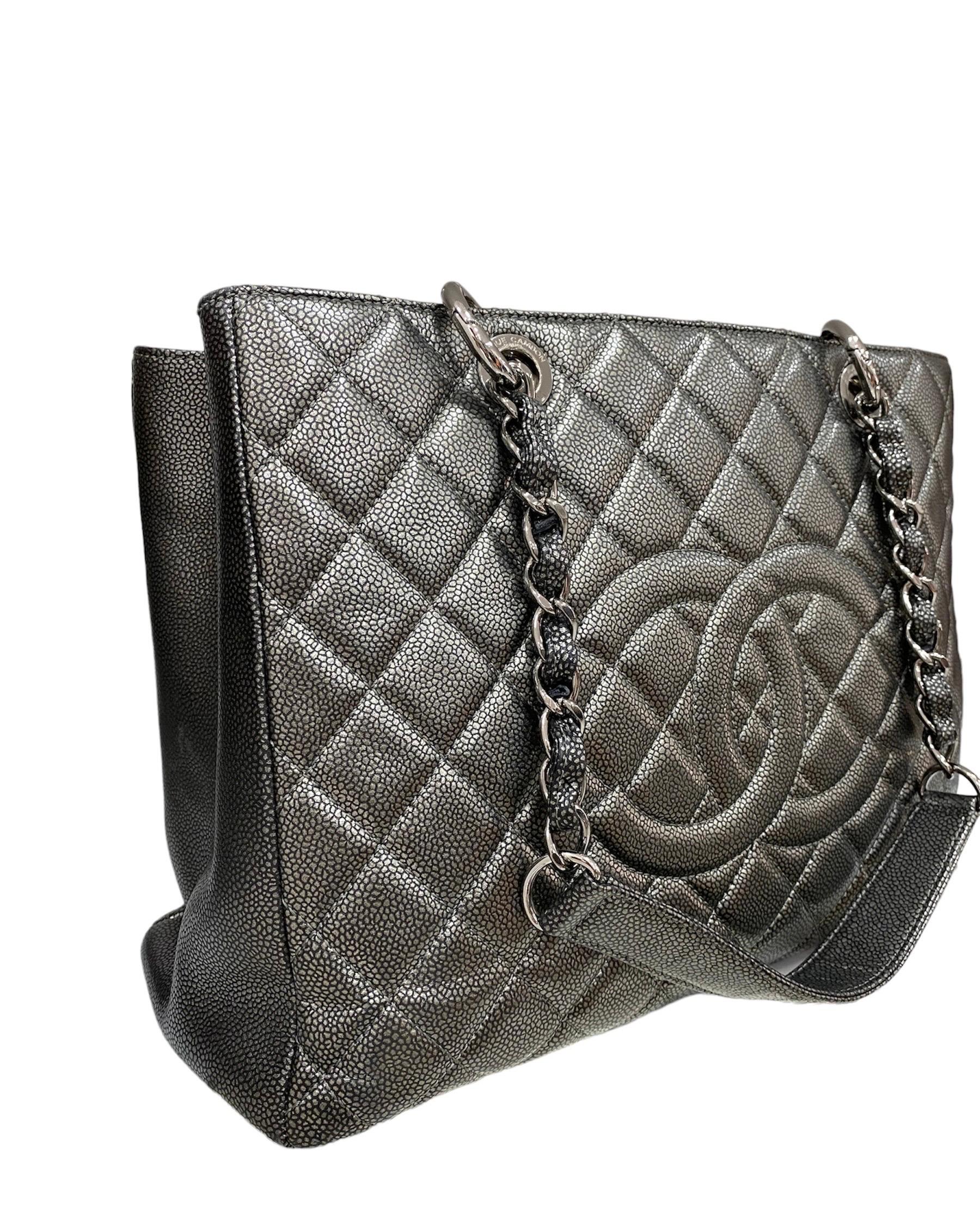 Chanel GST model shoulder bag in metallic gray quilted leather with silver hardware.

It has a large central opening. The inside of the bag is divided into two large compartments divided by a large central pocket with zip closure. The interior is