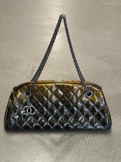 Borsa a tracolla Chanel del 2011 con charme CC, in pelle verniciata trapuntata
