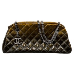 Borsa a tracolla Chanel del 2011 con charme CC, in pelle verniciata trapuntata