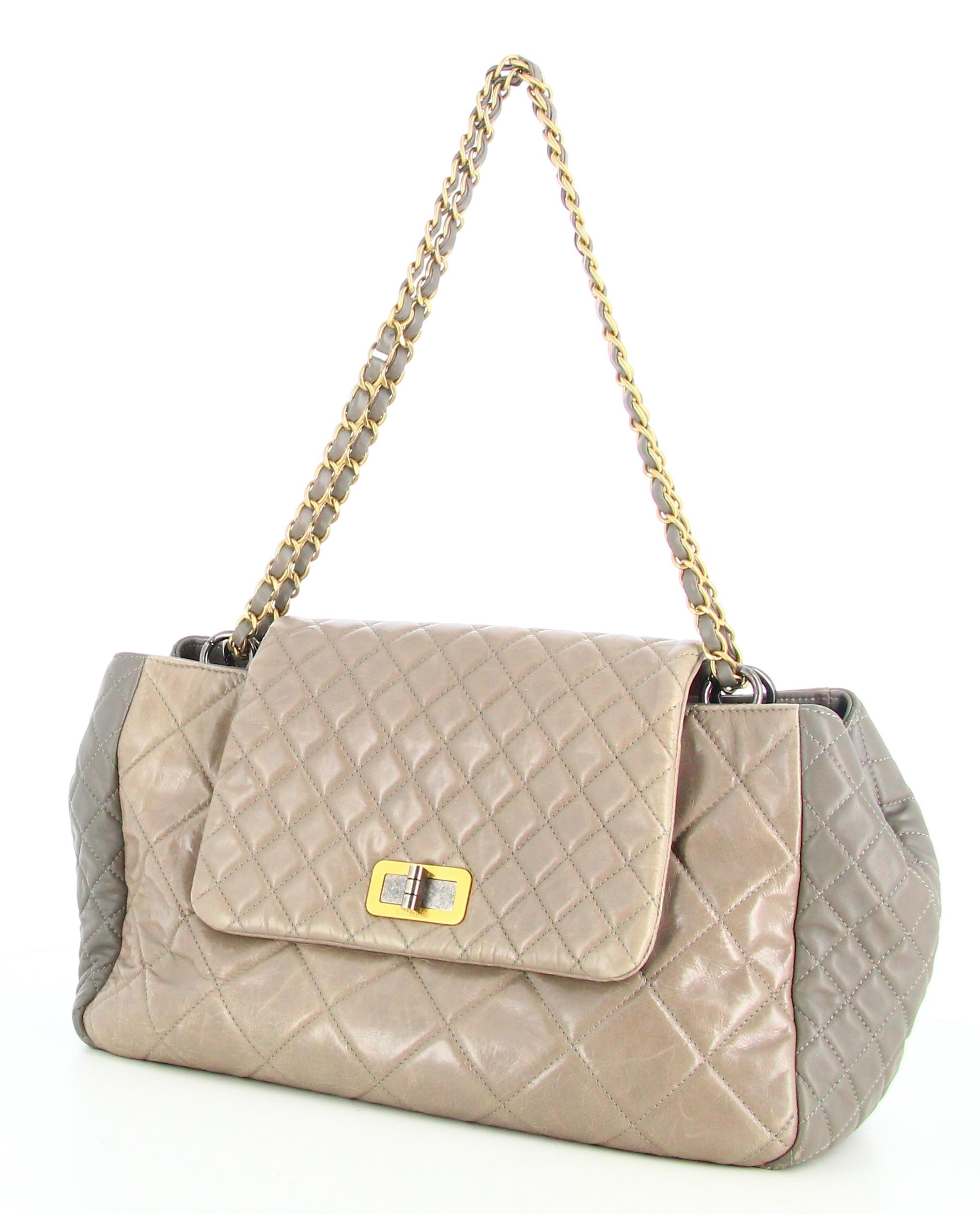 2011 Chanel Trapeze 2.55 shoulder bag  In Good Condition For Sale In PARIS, FR