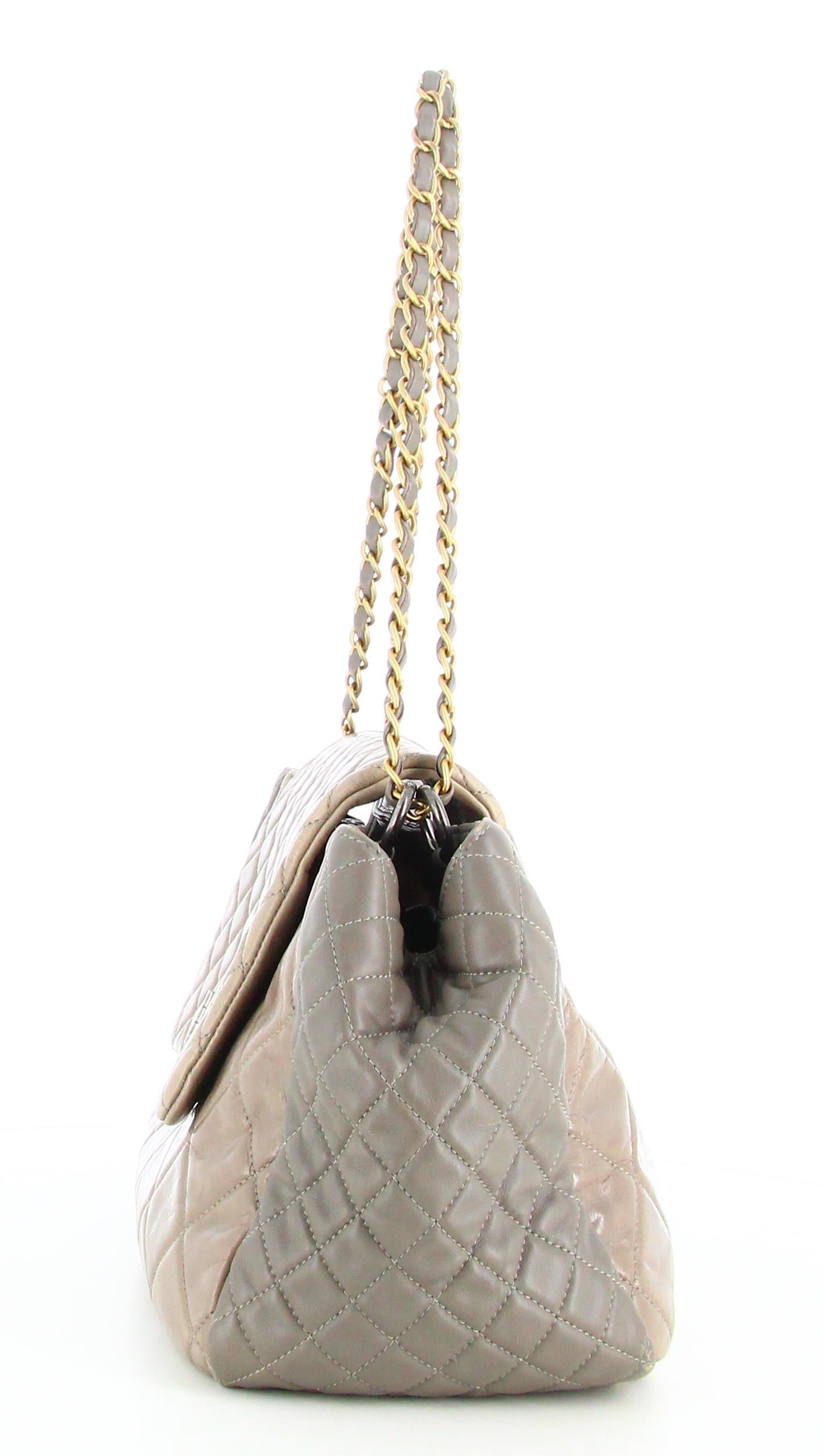 Women's 2011 Chanel Trapeze 2.55 shoulder bag  For Sale
