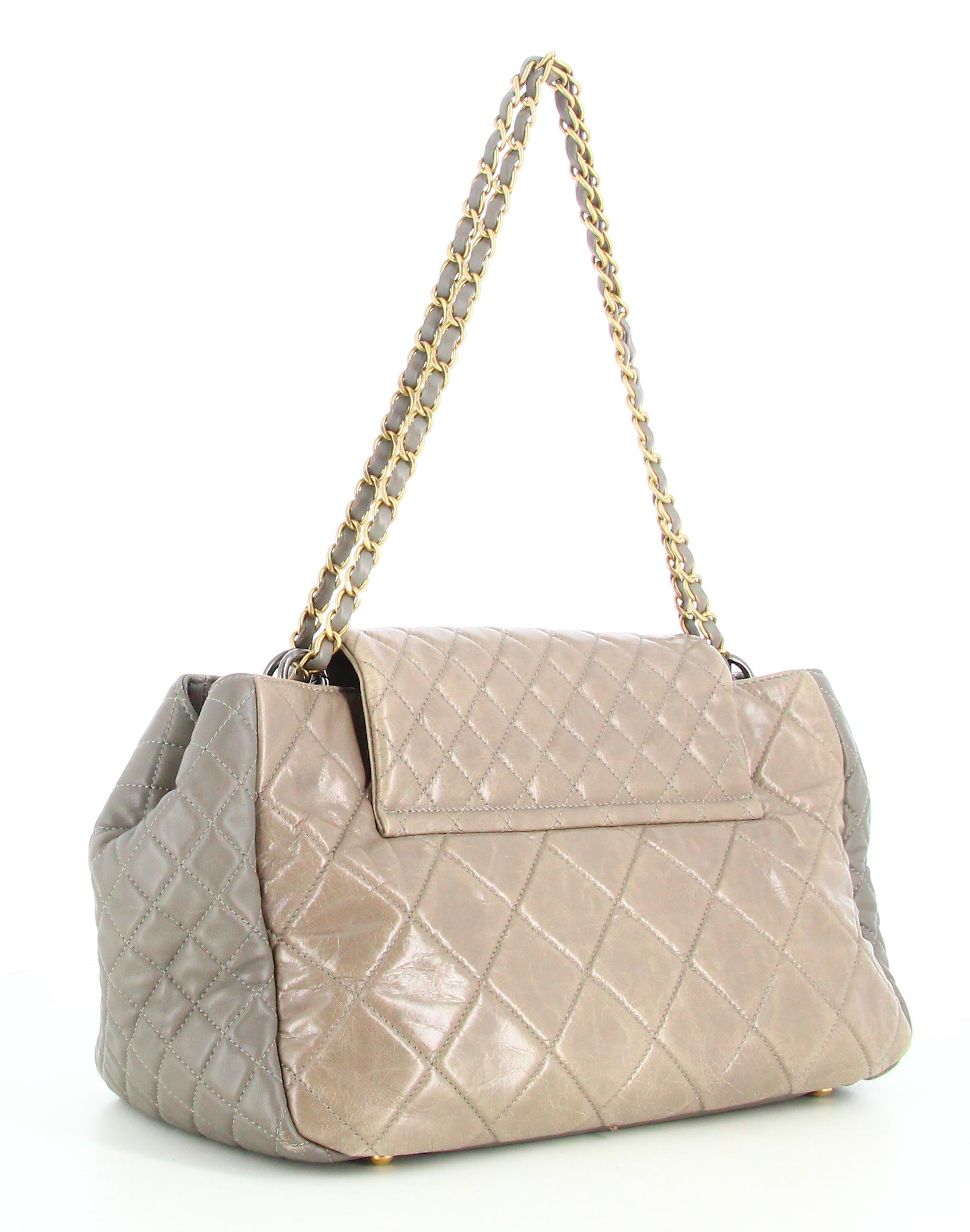 2011 Chanel Trapeze 2.55 shoulder bag  For Sale 1