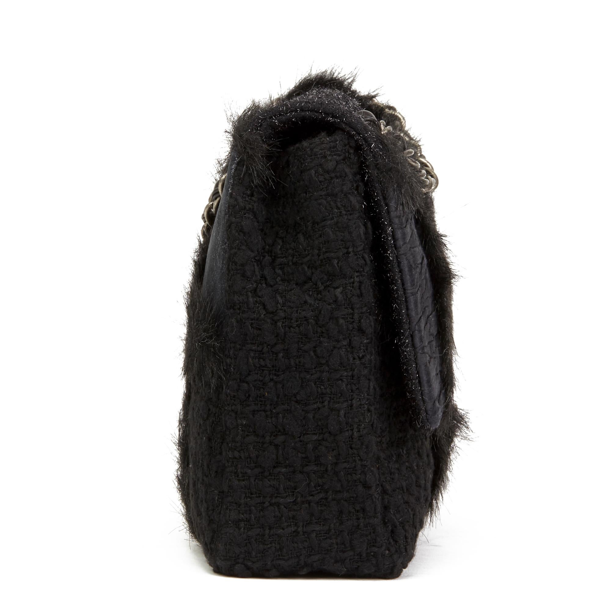 KANAL
Schwarzer Tweed-Stoff:: Lammleder & Fantasy-Pelz-Patchwork Jumbo Classic Single Flap Bag

 Referenz: HB2883
Seriennummer: 14274099
Alter (ca.): 2011
Begleitet von: Authentizitätskarte:: Pflegeheft
Authentizitätsdetails: Echtheitskarte::