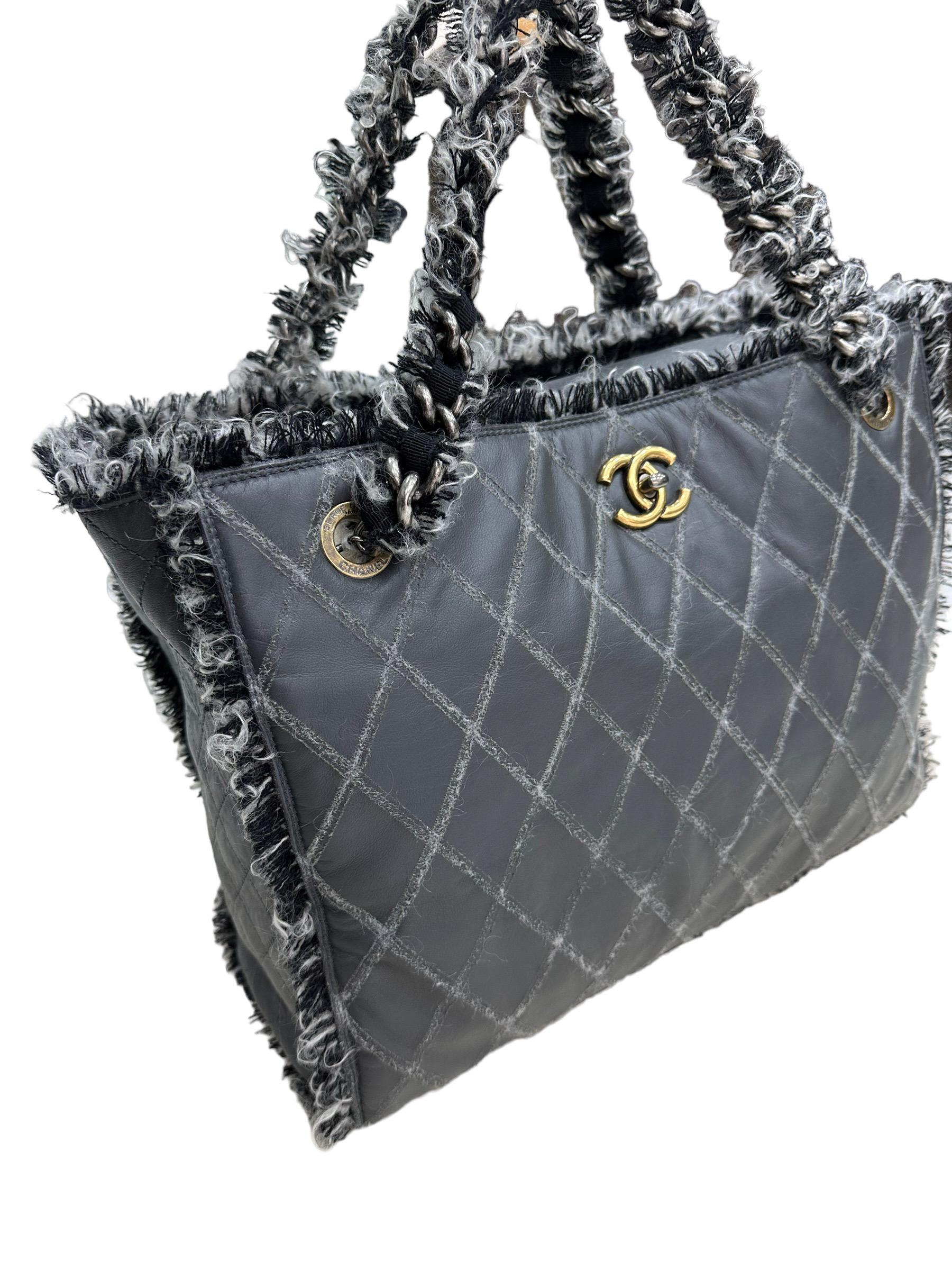 Chanel signed tote bag, made of gray canvas with tweed inserts and golden hardware. Equipped with a central flap with interlocking closure with a rotating CC logo. Internally lined in gray and black tweed, very roomy. Equipped with a double shoulder