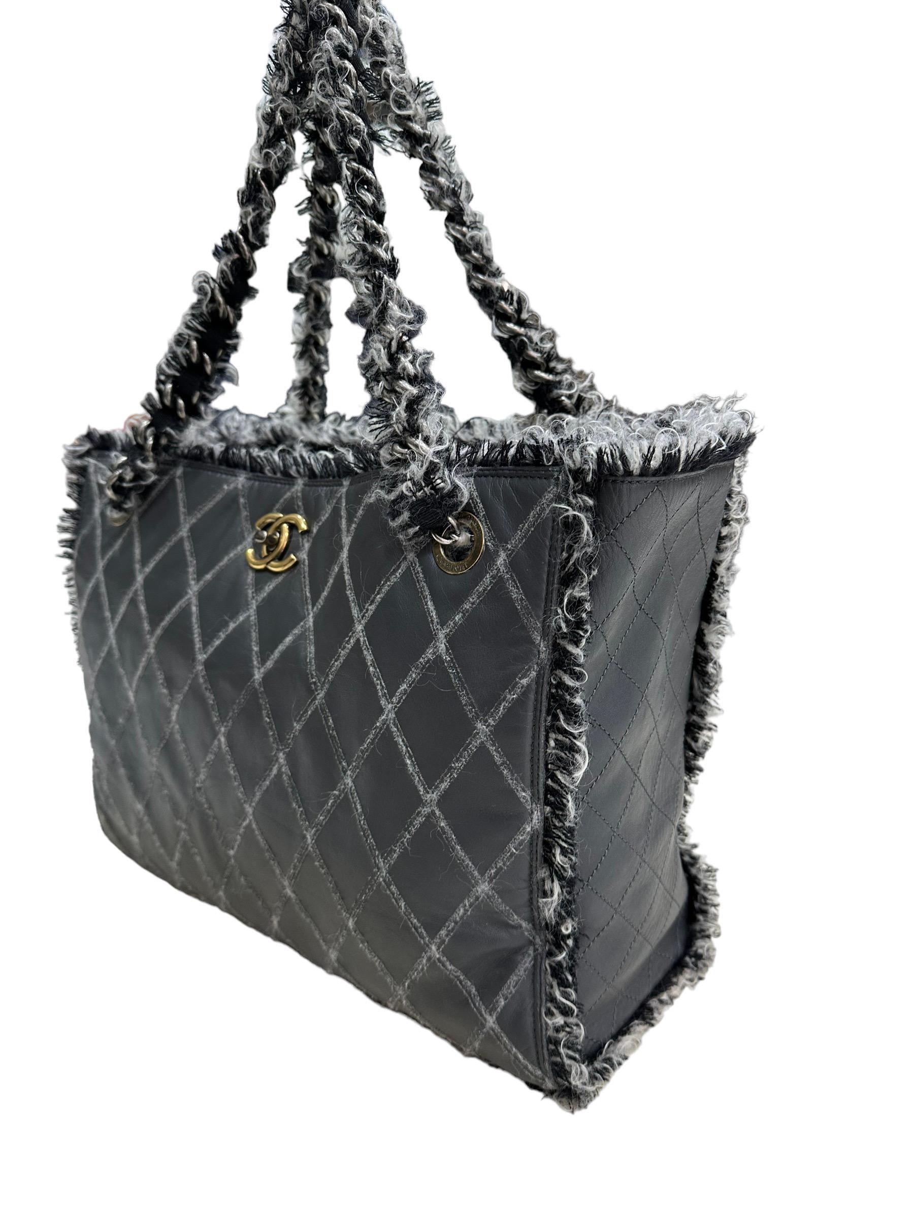 2011 Chanel Tweed Grey Tote Bag In Excellent Condition For Sale In Torre Del Greco, IT