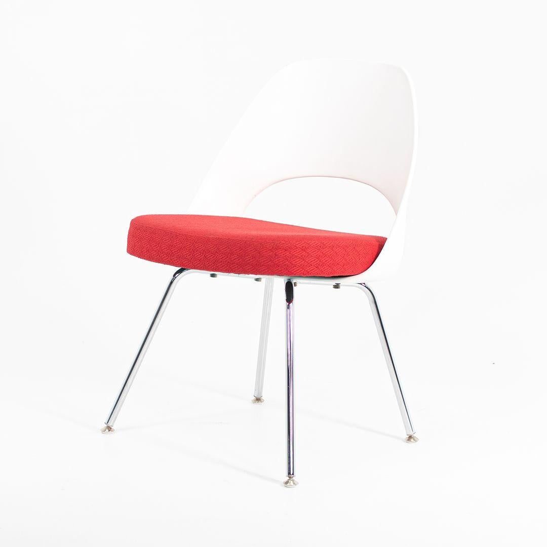 2011 Eero Saarinen Chefsessel in rotem Stoff mit weißer Kunststoffrückenlehne im Angebot 3
