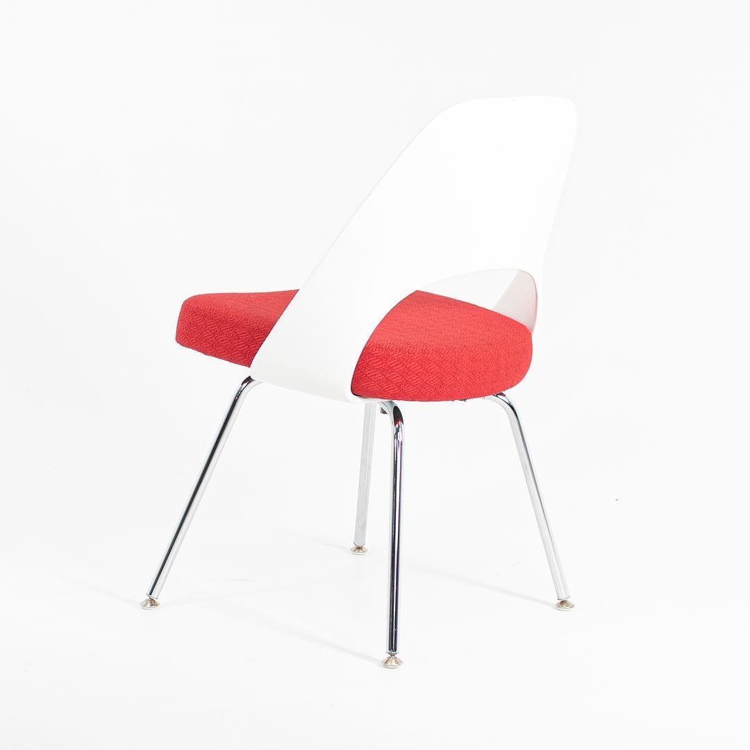 2011 Eero Saarinen Chefsessel in rotem Stoff mit weißer Kunststoffrückenlehne im Angebot 4