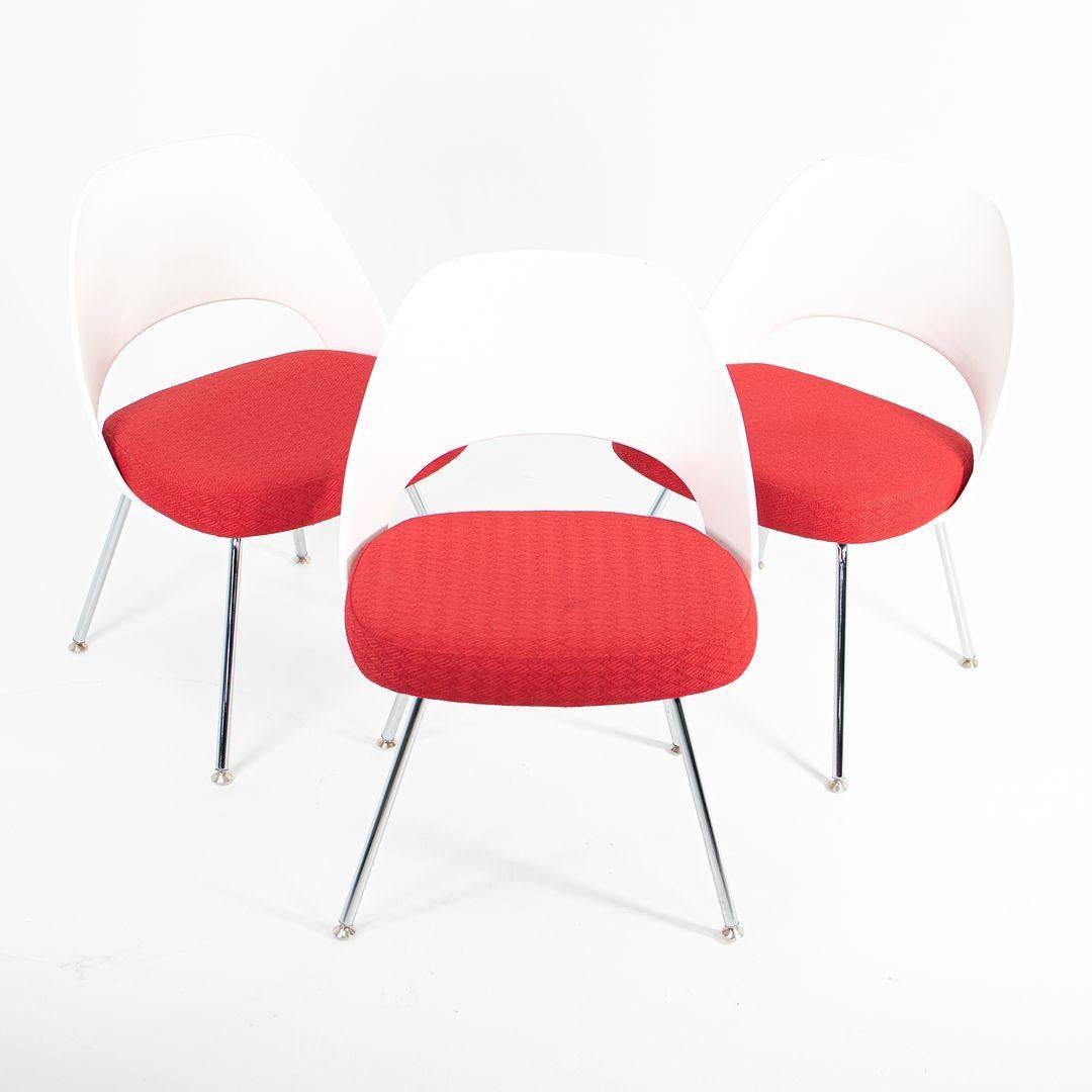2011 Eero Saarinen Chefsessel in rotem Stoff mit weißer Kunststoffrückenlehne (amerikanisch) im Angebot