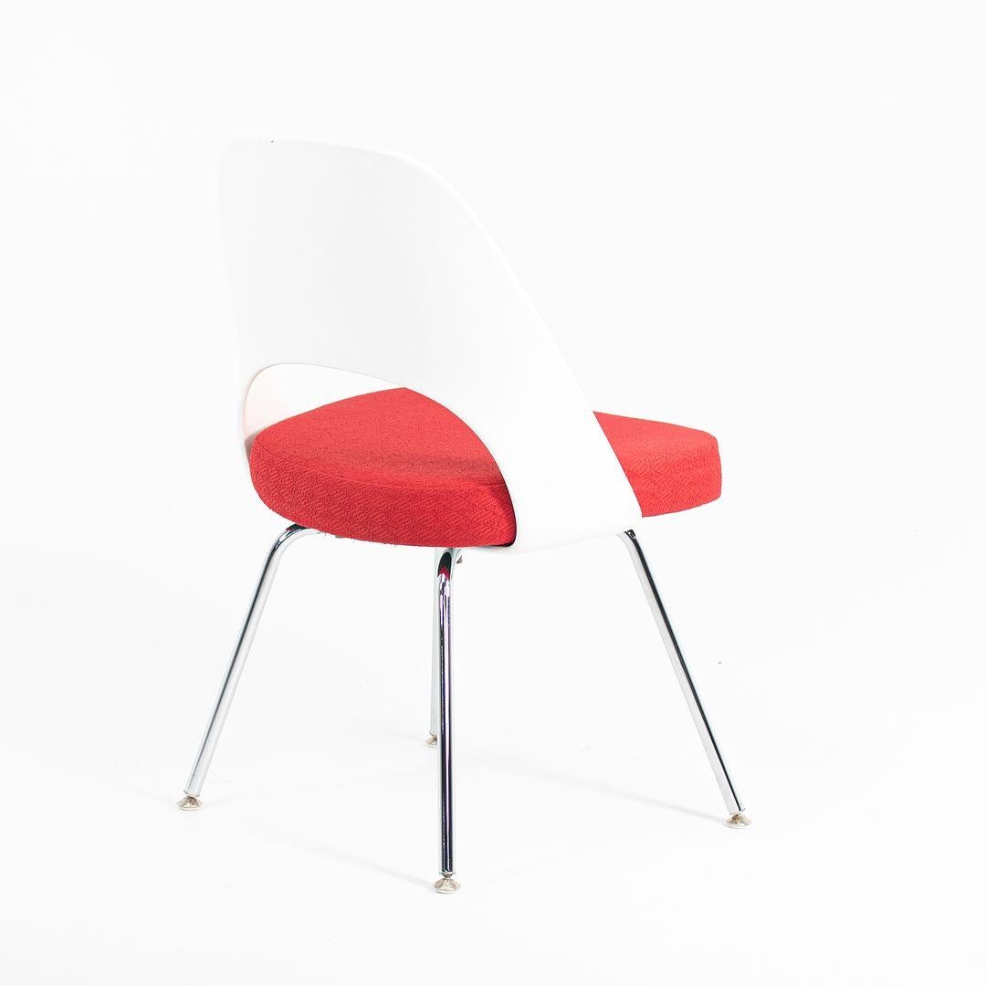 2011 Eero Saarinen Chefsessel in rotem Stoff mit weißer Kunststoffrückenlehne im Zustand „Gut“ im Angebot in Philadelphia, PA