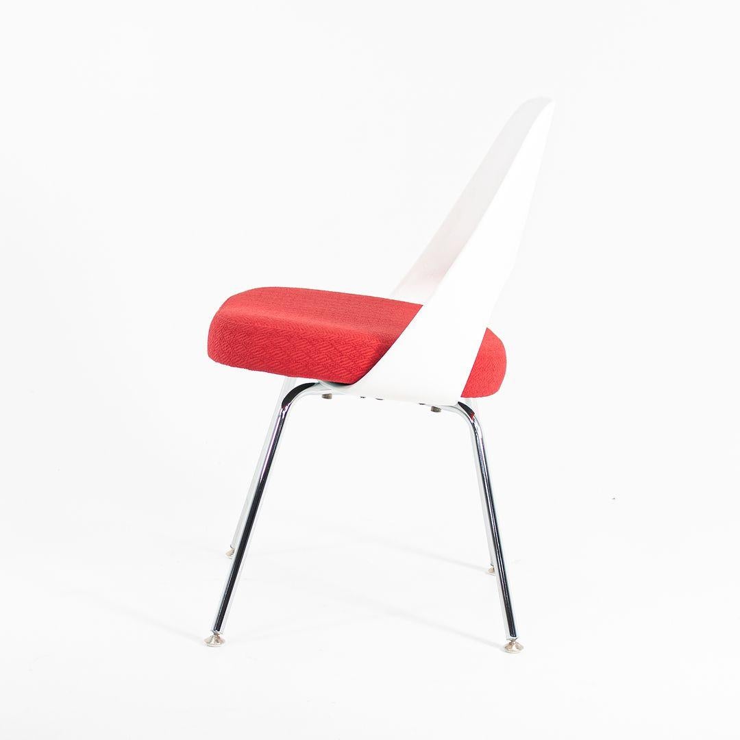 2011 Eero Saarinen Chefsessel in rotem Stoff mit weißer Kunststoffrückenlehne (21. Jahrhundert und zeitgenössisch) im Angebot