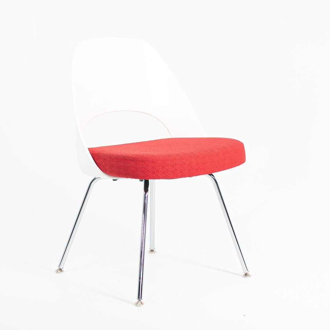 2011 Eero Saarinen Chefsessel in rotem Stoff mit weißer Kunststoffrückenlehne (Stahl) im Angebot