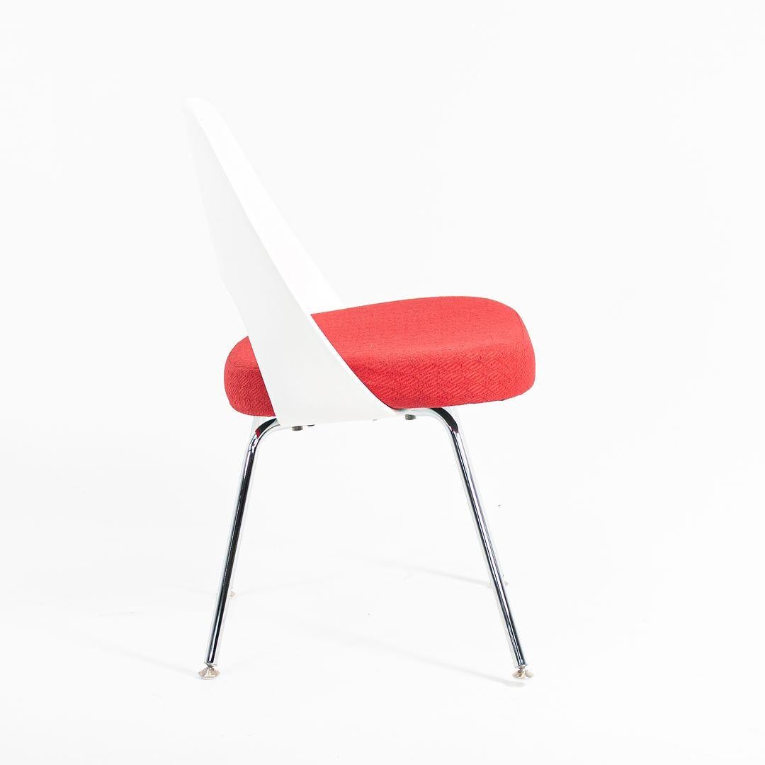 2011 Eero Saarinen Chefsessel in rotem Stoff mit weißer Kunststoffrückenlehne im Angebot 1