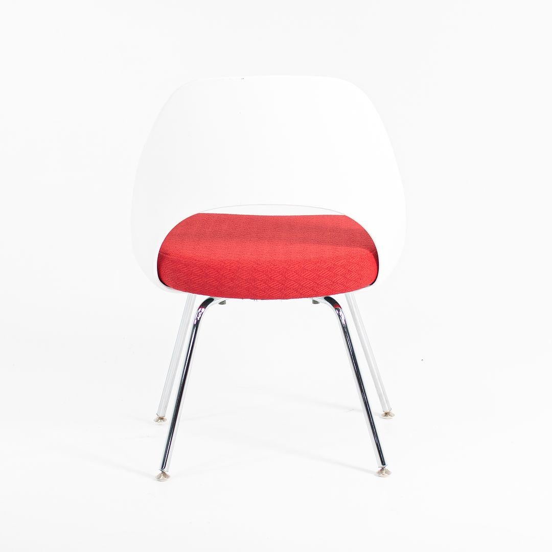 2011 Eero Saarinen Chefsessel in rotem Stoff mit weißer Kunststoffrückenlehne im Angebot 2