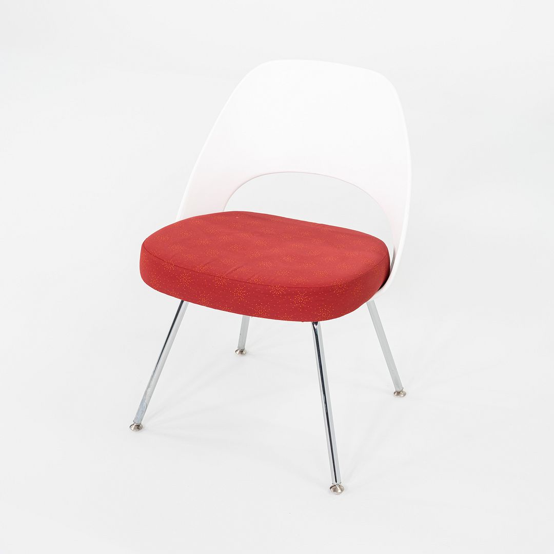 Si tratta delle sedie Saarinen Executive Armless Side Chair, modello 72C, disegnate originariamente da Eero Saarinen nel 1957. Questi particolari esemplari sono stati prodotti da Knoll negli Stati Uniti nel 2011. Il design è caratterizzato da gambe