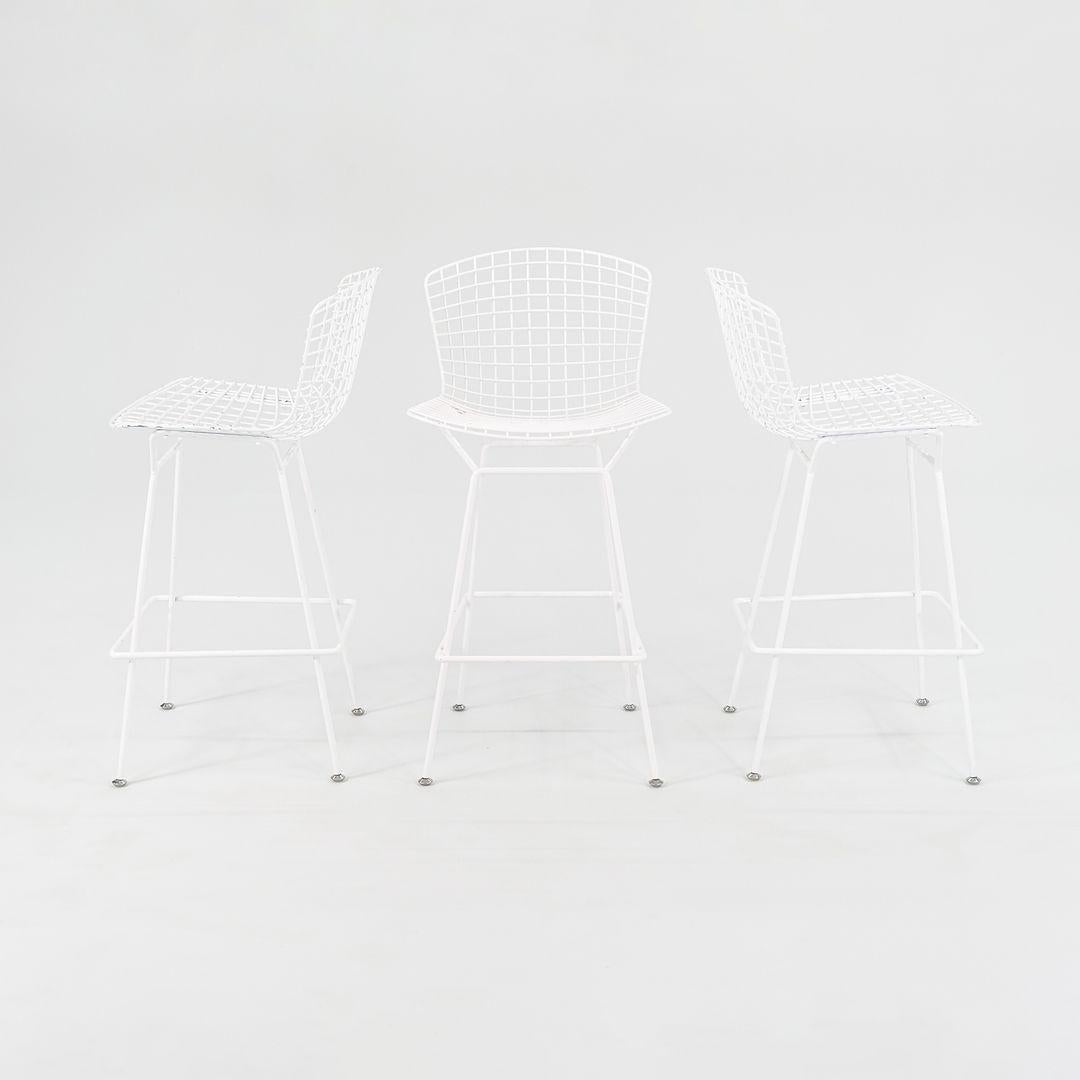 Dies ist ein klassischer Bertoia-Barhocker, Modell 428C, entworfen 1952 von Harry Bertoia für Knoll International. Diese besonderen Beispiele stammen aus dem Jahr 2011. Der angegebene Preis beinhaltet einen Barhocker, und wir haben neun Hocker zum