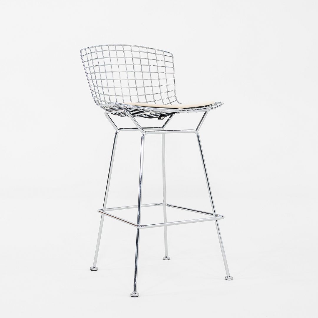 Si tratta di sgabelli da bar Bertoia, progettati originariamente da Harry Bertoia nel 1952. Questi esempi particolari sono stati prodotti da Knoll nel 2011. Gli sgabelli sono composti da aste in acciaio saldato e cromato con un cuscino di seduta in