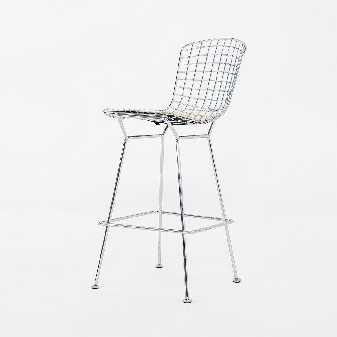 Moderno 2011 Harry Bertoia per Knoll Sgabelli da bar cromati con padiglioni in tessuto avorio in vendita