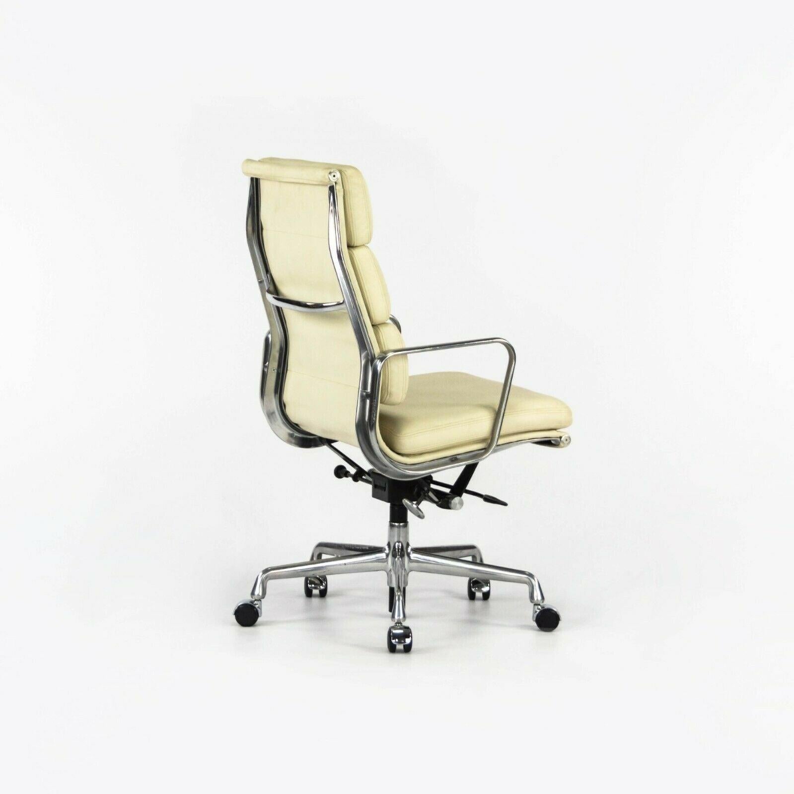 2011 Herman Miller Eames Aluminum Group Executive Soft Pad Desk Chair Ivory 12+ In Good Condition In Philadelphia, PA