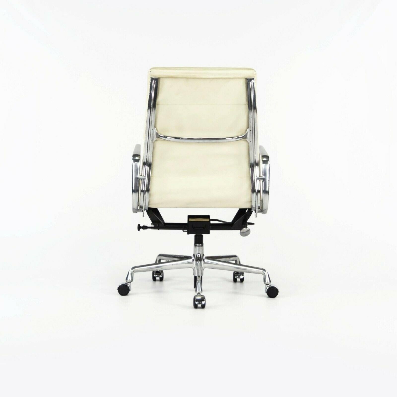 Contemporary 2011 Herman Miller Eames Aluminum Group Executive Soft Pad Desk Chair Ivory 12+
