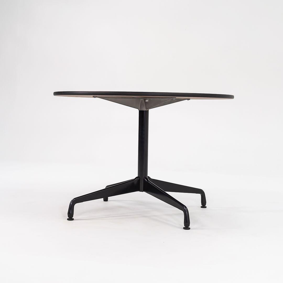 Américain 2011 Herman Miller Eames Contract Dining Table 42 inch Round Faux Oak 3x Avail en vente