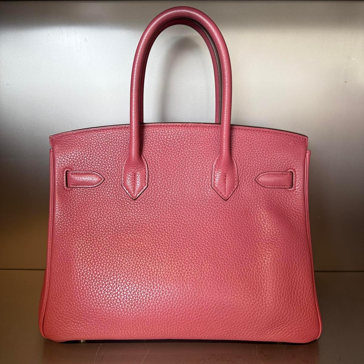 Amazing and super rare Birkin 30
Togo leather
Bois de Rose / Rosewood color
Golden hardware
Year 2011
O series
Golden hardware
Double handle
Keys and locker
2 Internal pockets (one with zip)
Cm 30 x 25 x 15 (11,8 x 9,84 x 5,9 inches)
Great
