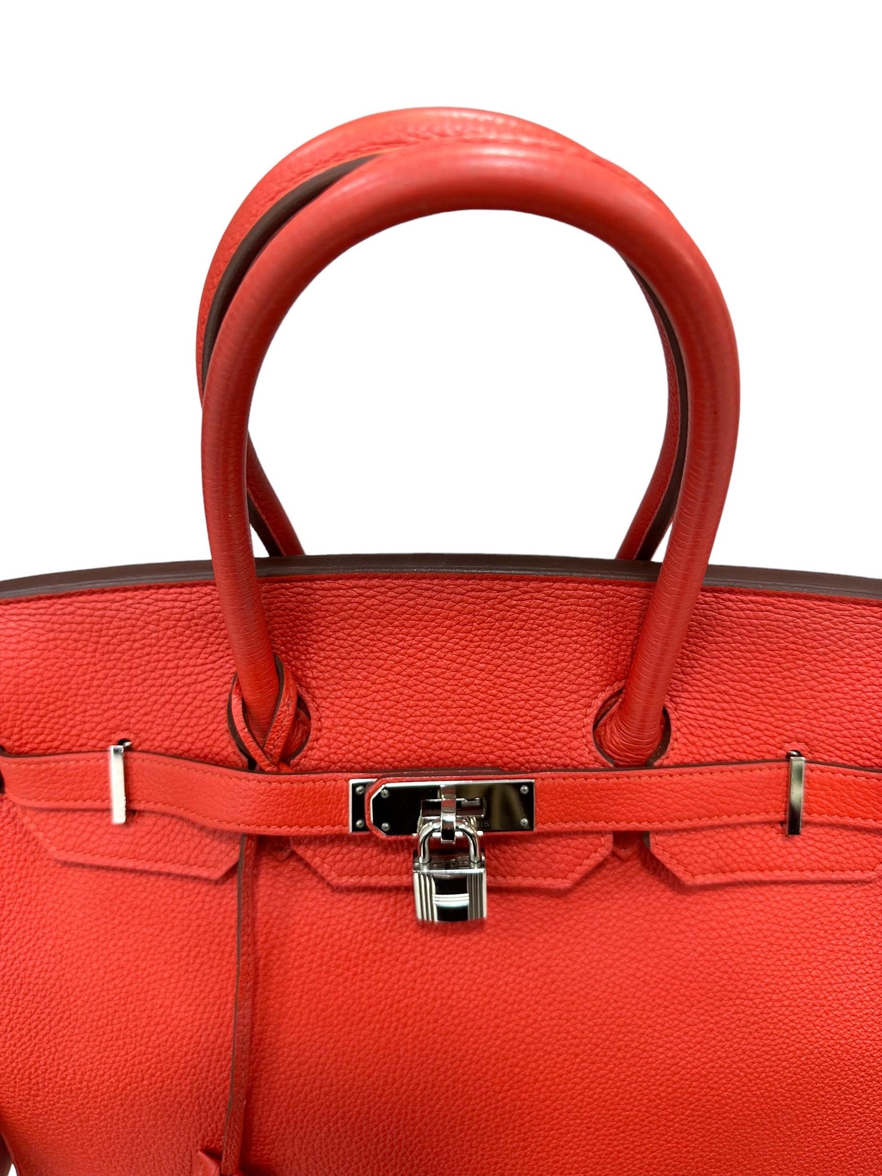 Hermès handbag, Birkin model, size 35, made of capucine-colored togo leather with silver hardware. Equipped with the classic flap with interlocking closure and buckle. Complete with padlock with clochette and keys. Internally lined in leather, very