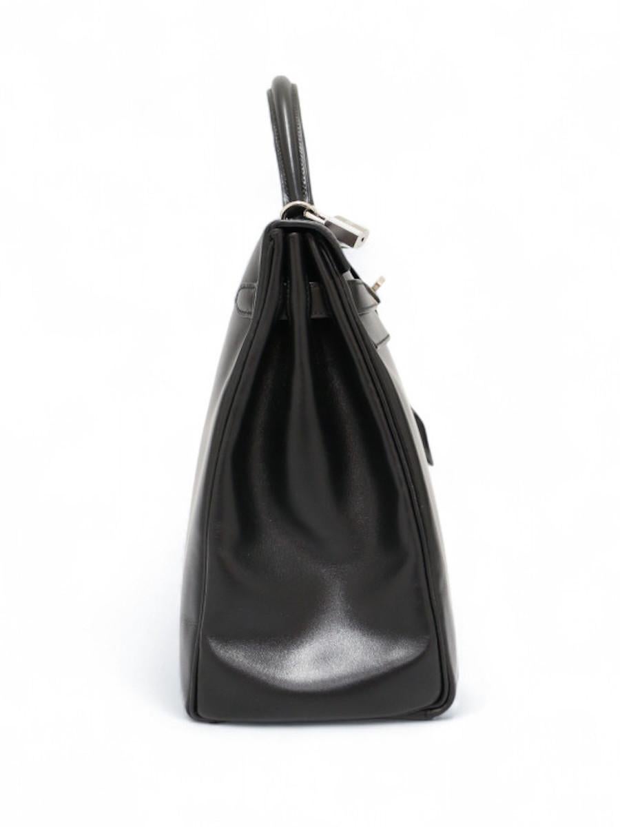 Beautiful Hermès Kelly 35 in black box leather with silver hardware. Zipper, bell, padlock and keys (x2) included.
Condition: very good
Made in France
Model: Kelly 35
Material: smooth box leather
Interior: smooth black leather
Color: