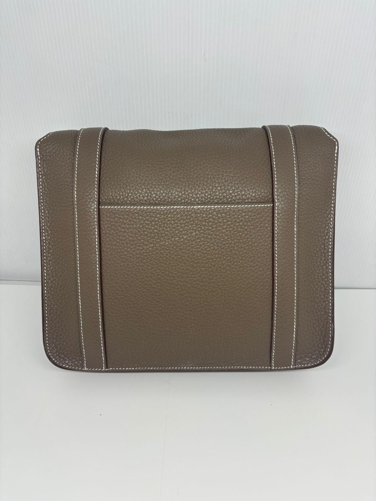 Steve Caporal 28 Messenger bag in etoupe clemence leather with palladium hardware. In overall minimum worn condition, still excellent. Adjustable strap. Minimum rubbing on trims. Perfect casual bag. Stamp Square O (2011). Comes with its dust bag.