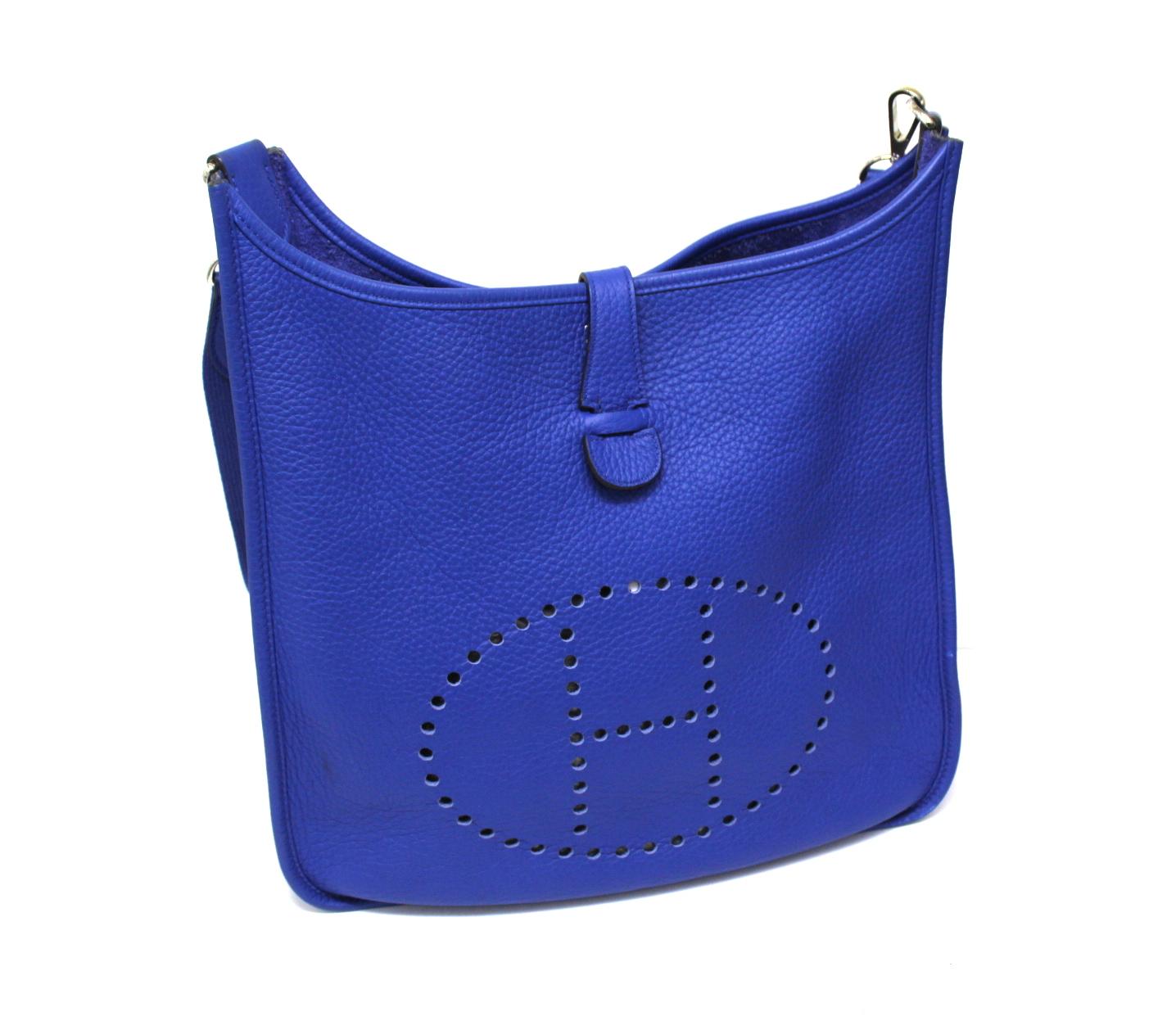 Hermès bag, Evelyne model, made of electric blue leather, with silver hardware.
The bag is equipped with a button closure, internally lined in blue suede, quite roomy.
In addition, the product has a removable shoulder handle, made of fabric, 5