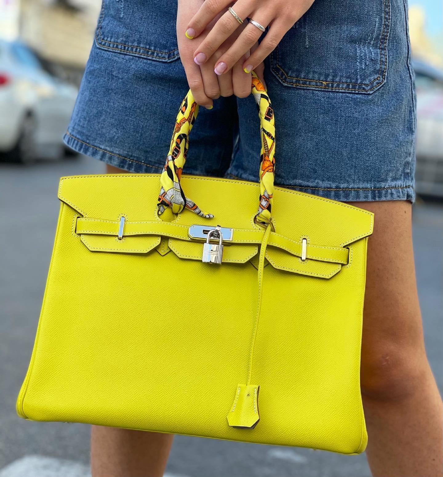 Hermès Stratospheric Birkin crafted in Lemon-colored Epsom and silver hardware.

Equipped with a closure with straps, padlock and keys. Equipped with double leather handle enriched by a beautiful scarf.

Very large inside, covered in gray leather
