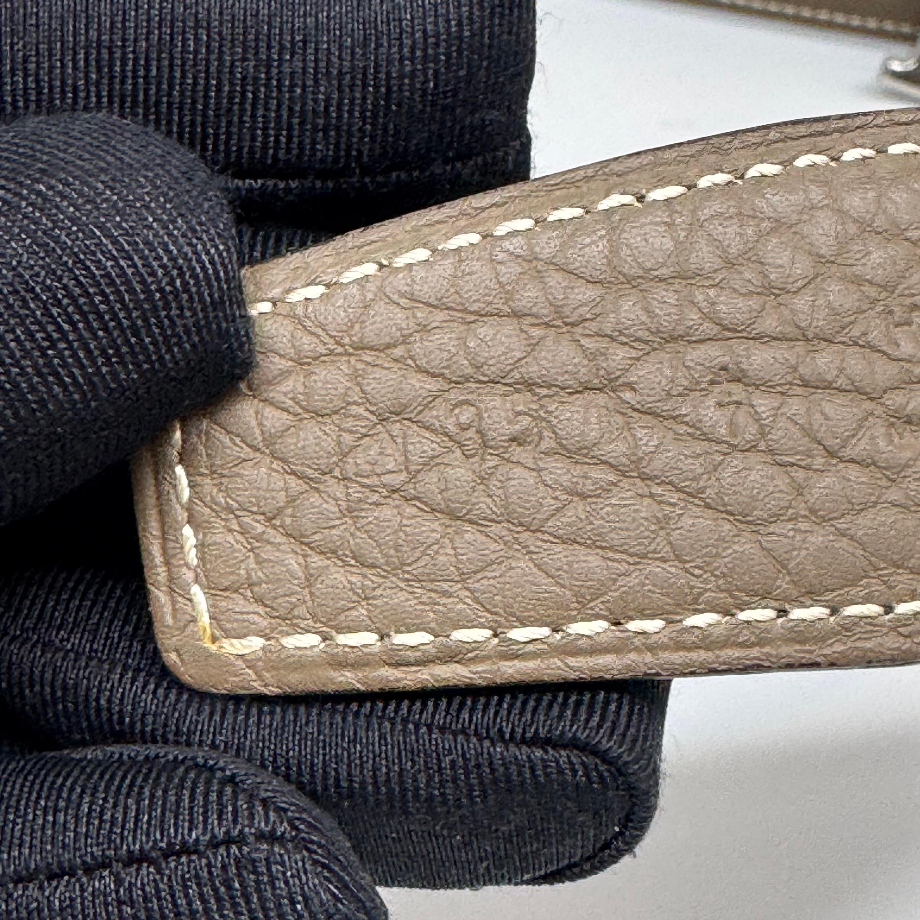 Una pieza clásica para el día a día con un toque especial. La hebilla limitada H Smile es un giro extravagante de la hebilla H más vendida. Ligeros arañazos en los herrajes de paladio. Lo único visible de menor importancia es la curvatura en la zona