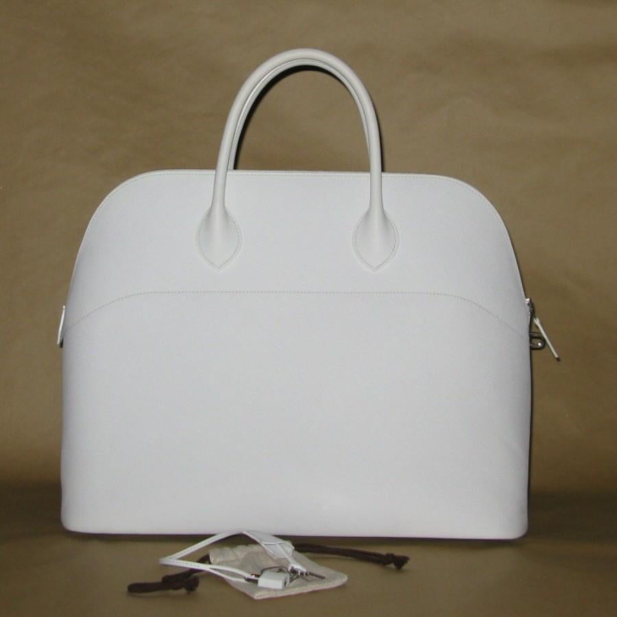Exceptional piece ! Hermès large white leather Bolide bag, delivered in its original dustbag
Condition: good
Made in France
Material : espom leather
Interior : white leather, canvas
Color : white
Dimensions: 46 x 36 x 24 cm
Handles: 42 cm
Letter: 0
