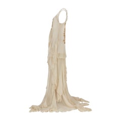 2011 Julien Macdonald – Weißes Kleid aus Seidenchiffon und Cape mit Applikationen