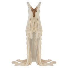2011 Julien Macdonald – Weißes Kleid aus Seidenchiffon und Cape mit Applikationen