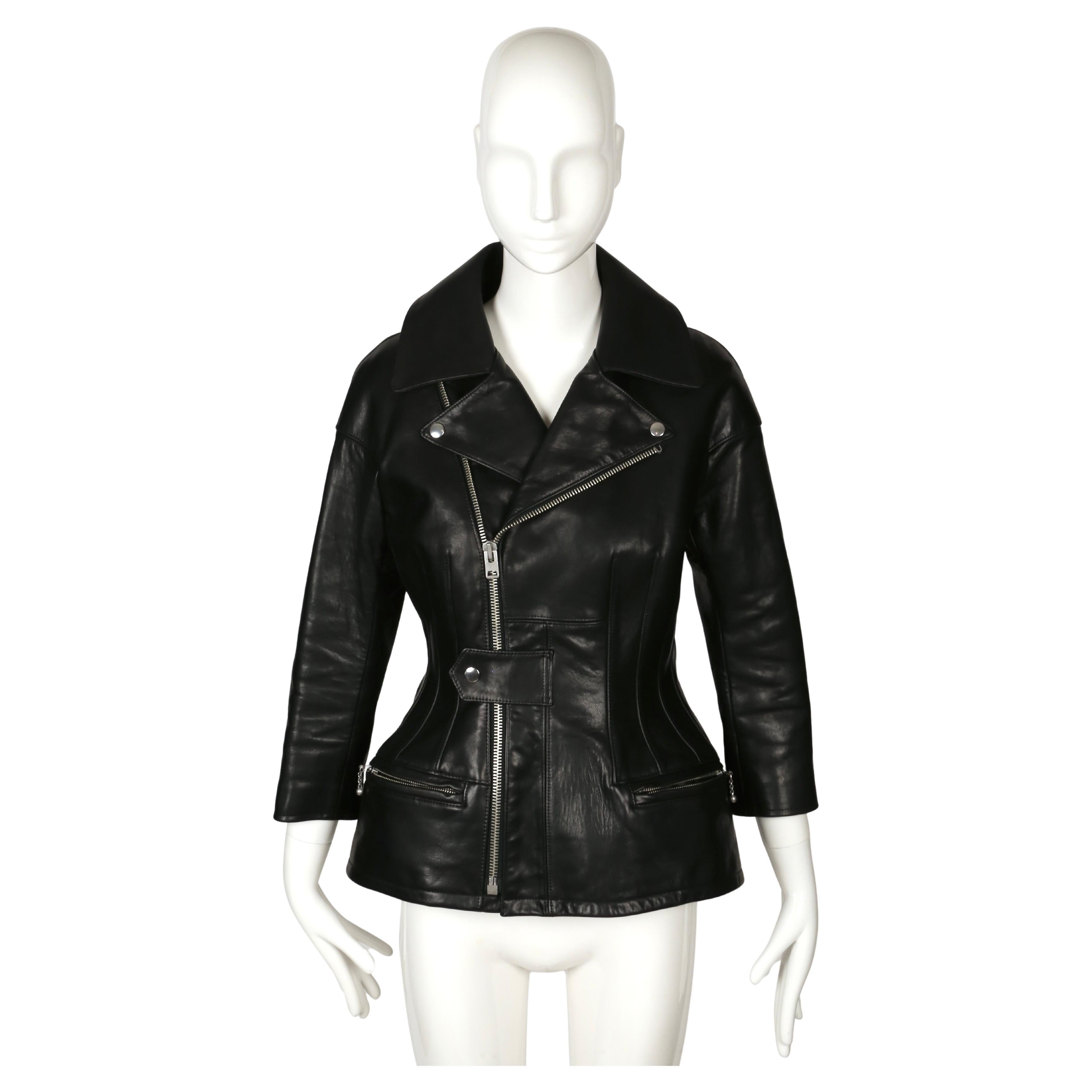 Giacca da passerella in pelle nera della collezione Autunno/Inverno 2011 di Junya Watanabe, esattamente come è stata vista in passerella. Questo pezzo è tagliato da una pelle molto spessa e strutturata che gli conferisce un peso e una presenza