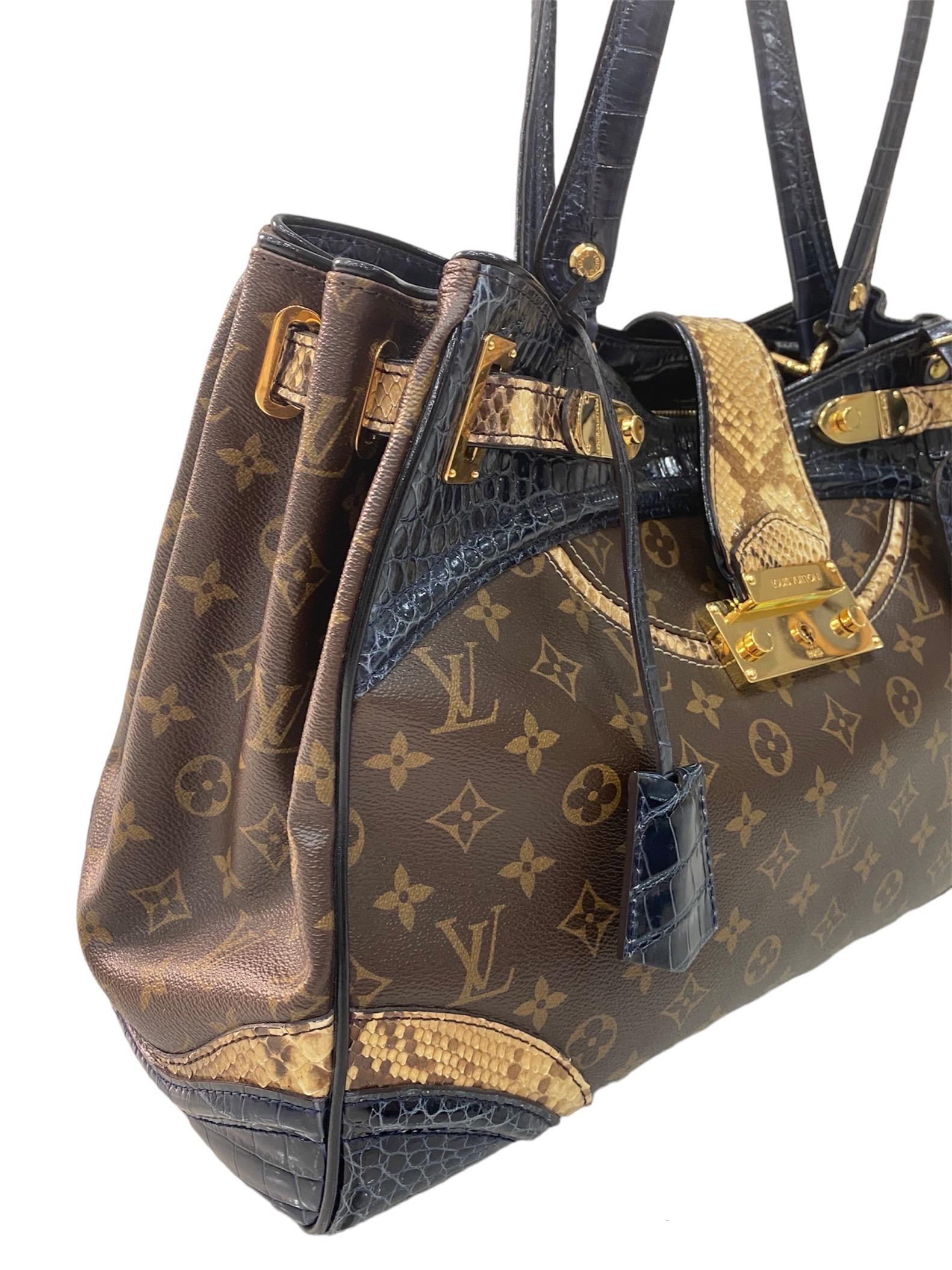Louis Vuitton limited edition bag, Monogrammissime line, made of monogram canvas, with crocodile and python inserts, and with golden hardware.

Equipped with a central locking with interlocking, internally lined in blue suede, very roomy.

Equipped