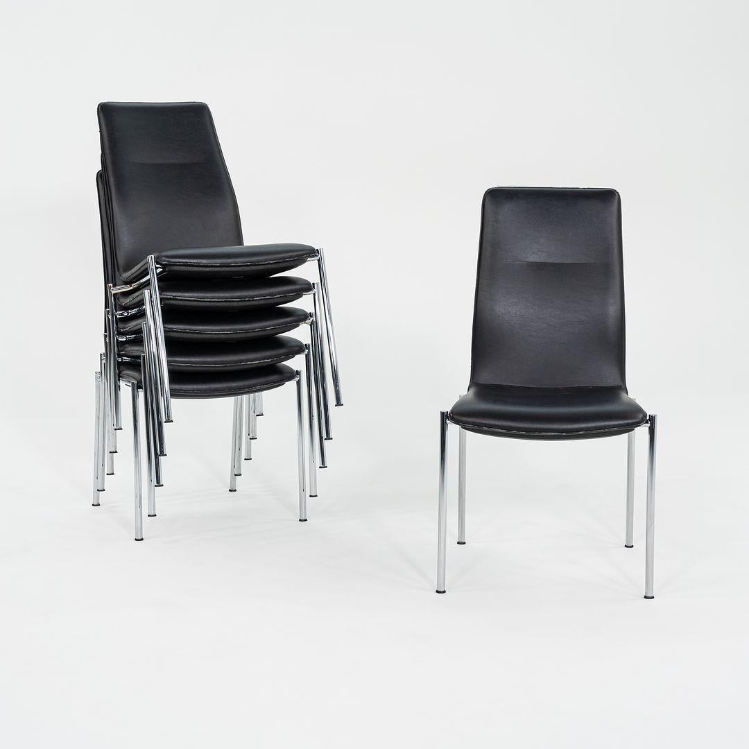 Questa è una sedia da pranzo laterale impilabile Ona Plaza, disegnata inizialmente da Jorge Pensi per Kusch+Co. in Germania nel 1996. Questi esempi risalgono al 2011. Il prezzo di listino comprende una poltrona, ma ne abbiamo diverse in vendita.